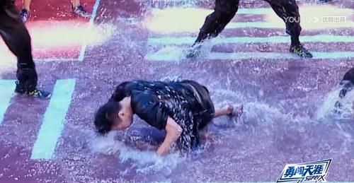  怒骂|水舞台PK大战，受伤2人退赛1人，4支战队3支战损，观众怒骂没人性