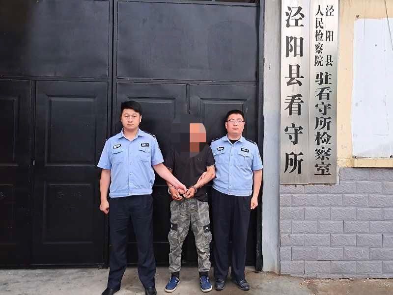 财物|#泾阳第一现场#一男子多次砸车玻璃盗窃财物被警方抓获...