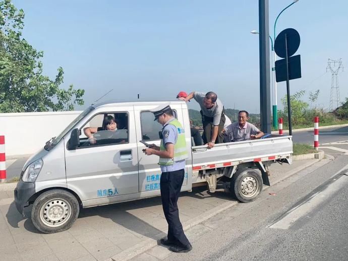 焦警|烈日“爆表”下的“焦警”，“暑”你最美！