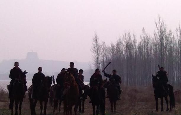 片段|2013年,“敬业”的谷智鑫不用替身,从马上摔下来,差点残疾