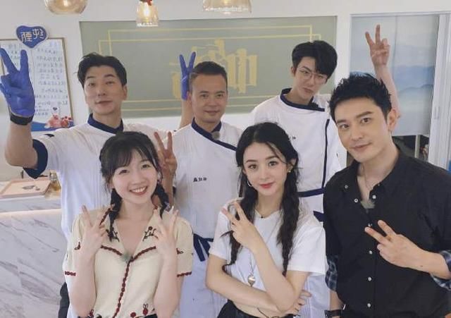  赵丽颖|没有感情的机器人!赵丽颖切肉切到手抖,穿厨师服秒变五星级大厨