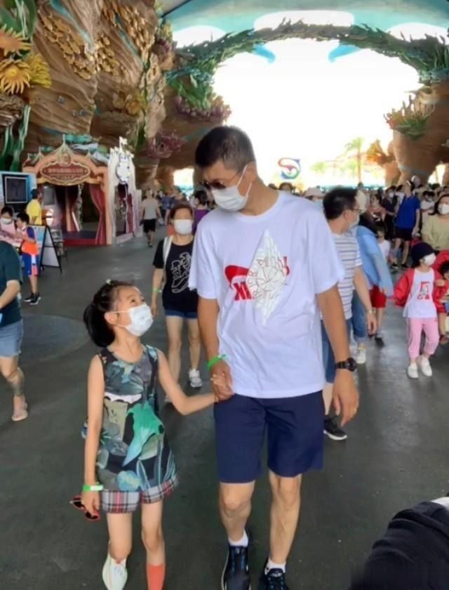  妻子|郭士强辞职后过起了向往的生活，陪女儿妻子度假相当休闲
