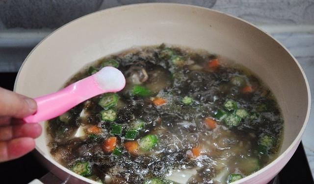 不用|它所含的钙质与牛奶相当,更易被吸收,做成汤,不用淀粉也滑溜