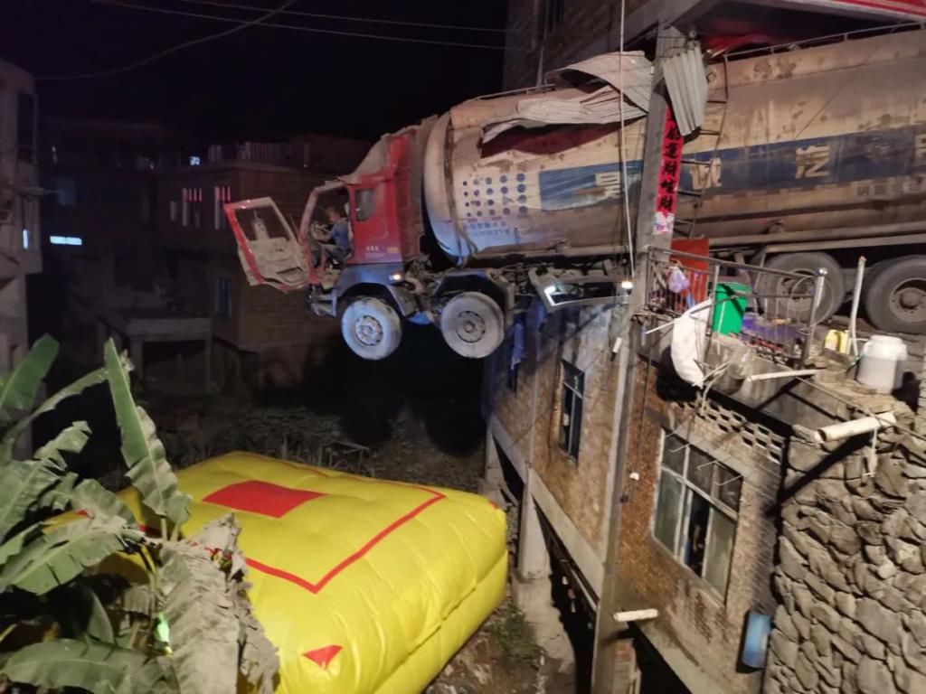  别人|车头悬空！黔西南一司机车子开到别人家房顶上，好惊险！