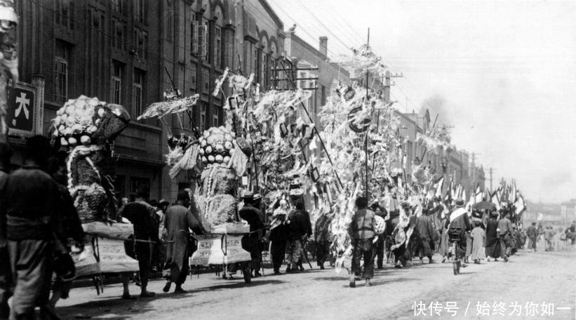 有钱人|张学良统治下的大连老照片,收录了当时有钱人出殡影像!