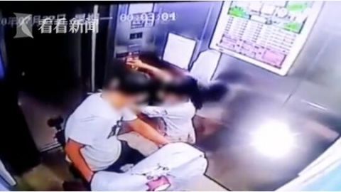  小女孩|男子骑电动车冲进电梯 被小女孩劝阻竟...