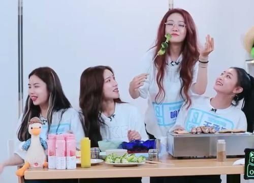  东西|节目组请学员吃烧烤，其他人都去抢肉，喻言选的东西却出乎意料