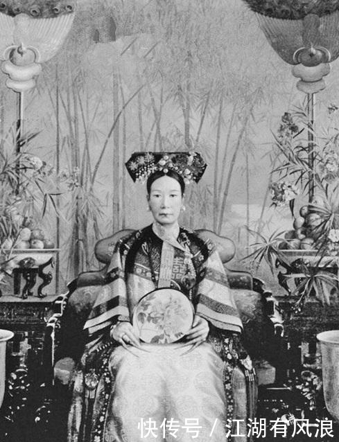  慈禧|慈禧罕见老照片：眼神咄咄逼人让人不寒而栗，最后一张是她40岁前