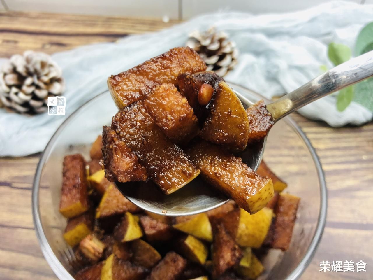  标配|秋天降秋燥，梨子是标配，加点红酒炖一下，效果会更好，不懂可惜