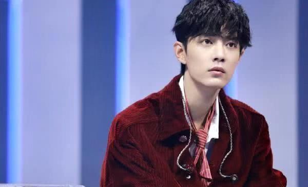 东西|王一博在家录制《天天》,桌子上这东西,像是战哥送的