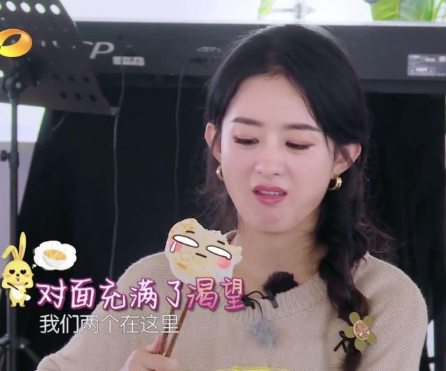 吃相|赵丽颖又不顾吃相了?大口吃肉加面条配可乐,几块钱的零食太抢镜