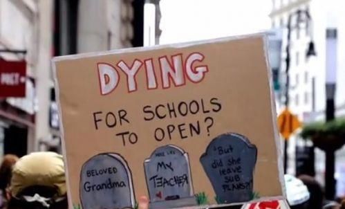  纽约|大量棺材惊险纽约街头，抬棺民众情绪激动，现场还摆有大量裹尸袋