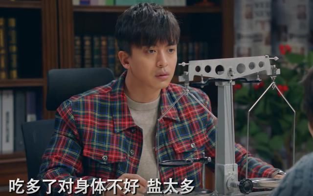  终于|爱情公寓：张伟终于舍得吃“外卖”，看到塑料盒里的面条，打扰了