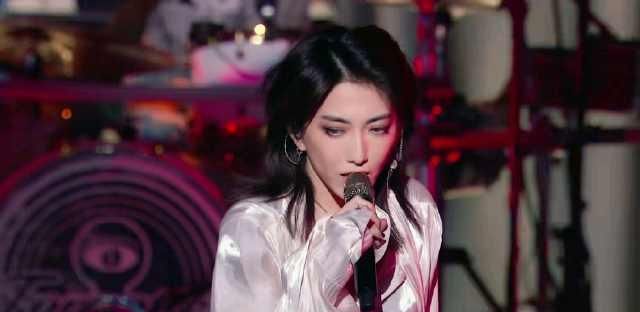  惊艳|她为了参加《乐队的夏天》推掉《乘风破浪的姐姐》，表现让人惊艳