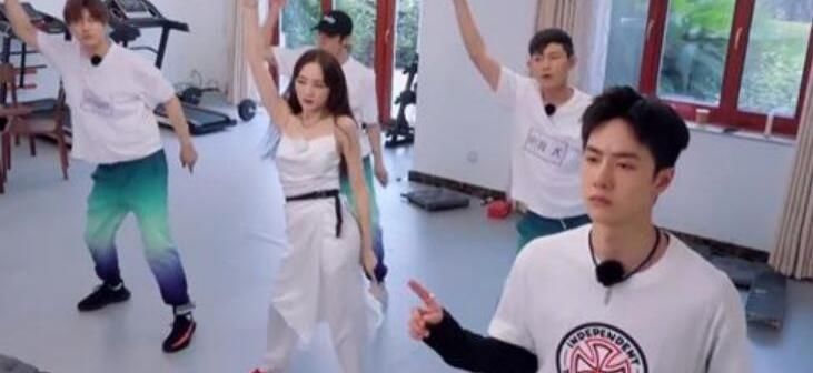  舞蹈|明星跳《无价之姐》：蔡徐坤凌乱王一博省电，他一股烤串味儿