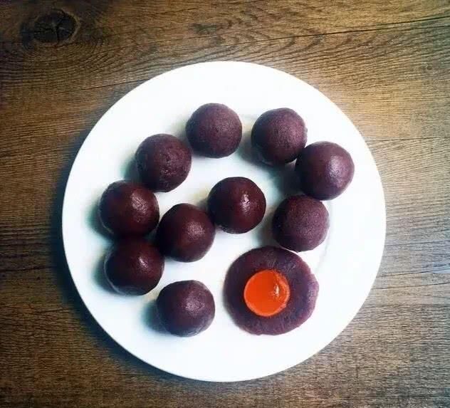  醒发|不用揉出膜不用醒发，教你做酥到掉渣的网络红人蛋黄酥中式点心