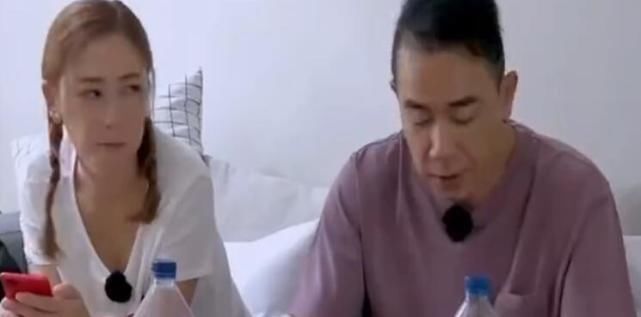  夫妻关系|陈小春喝粥超大声，谁注意到应采儿下意识的举动？暴露夫妻关系