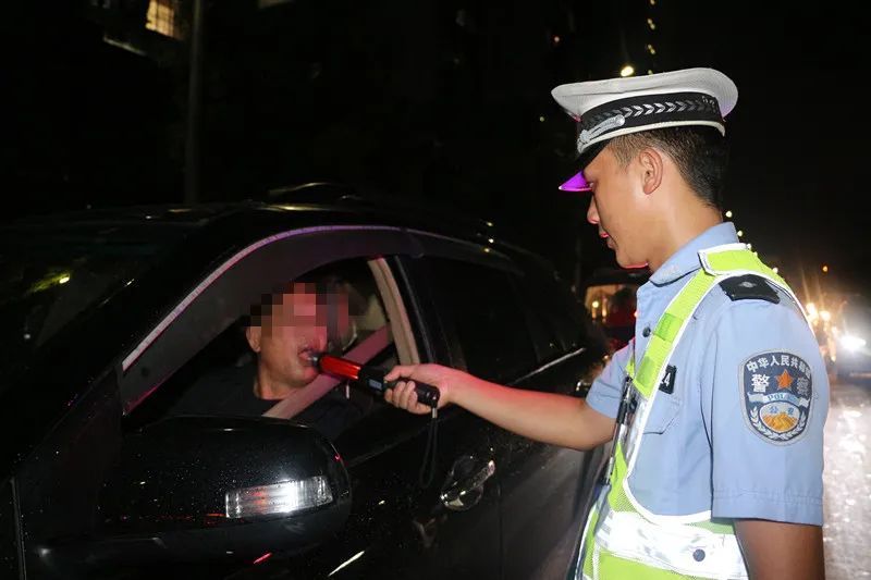  大队|榕江交警开展酒驾行动，助推省级文明县城创建