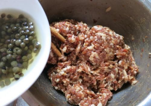  导致|拌肉饺子馅，这味料不要放！不少人习惯放，导致饺子不香，有怪味