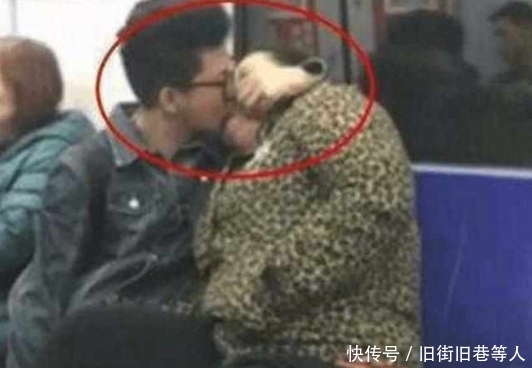 小伙|地铁上，一小伙与大妈秀恩爱，简直了，网友直呼辣眼睛