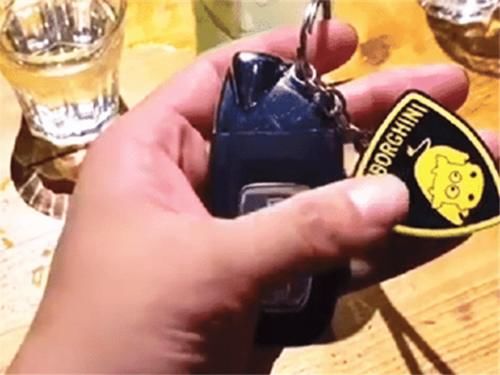 炫富|男子晒兰博基尼车钥匙炫富，却被网友一眼看穿：这是两元店买的吧？