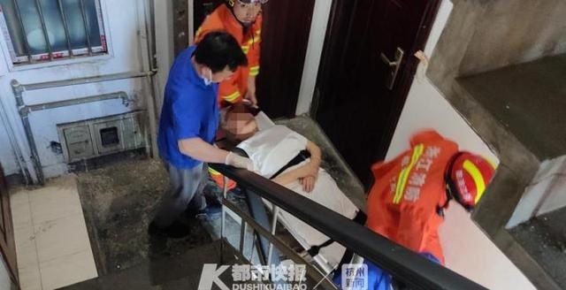 救援|今早杭州大关一老人在家中突然病倒，厨房火还没关，紧急下消防员爬窗救人