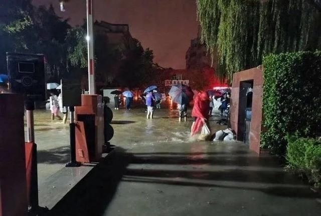  无情|暴雨无情人有情 泰安消防营救被困群众182人