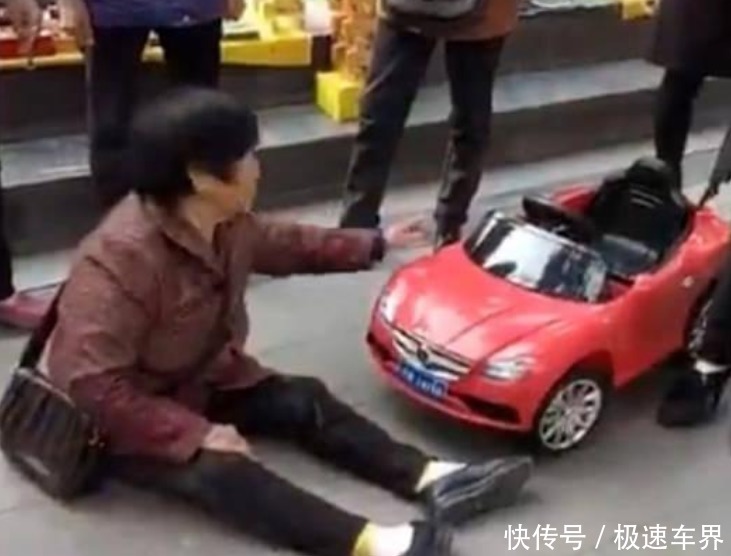 女士|女士扶起摔倒老人反被讹,警方查其真相怒了没完了是吧