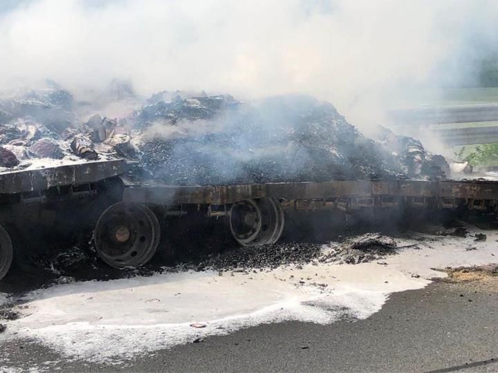  烧毁|肉痛！高速上半挂车起火，烧毁一车百货， 价值一百多万