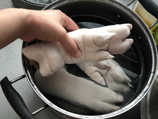  下锅|炖猪脚，别直接下锅焯水，少了“这1步”，猪脚又硬又臭不好吃