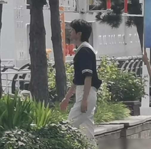  心疼|郑恺有多厉害？蔡徐坤的头按进水里，脸被憋红还不放手：让人心疼