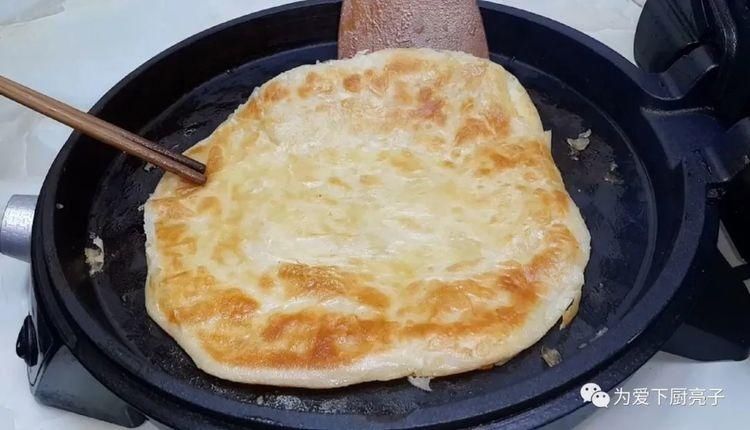  学会|烙饼这么做太香了，开水一烫，张张柔软又劲道，学会天天不起早