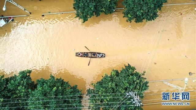  市民乘小船|广西融水：强降雨引发严重内涝