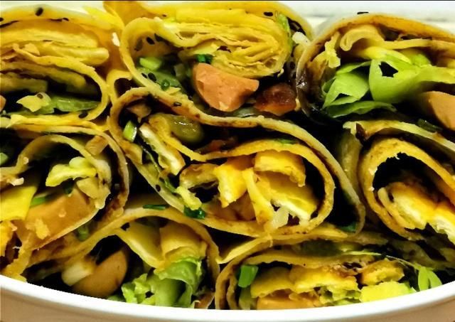 火腿肠|家庭版杂粮煎饼的好吃做法，酥脆可口，比外面买的还好吃。