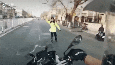 机车|还记得向警察竖中指、发抖音的机车男吗？法院宣判了！