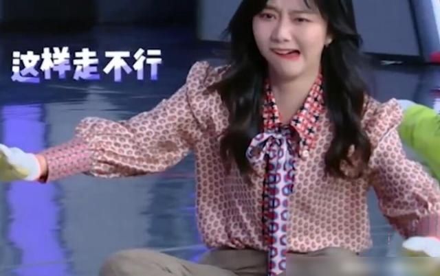  差点|谭松韵玩人体冰壶差点撞到张新成，谁注意他下意识反应？好暖心