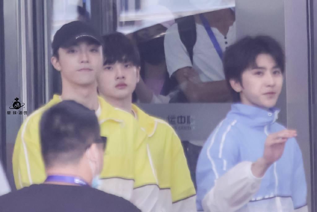  合体|帅哥成对，快乐翻倍！蔡徐坤、陈立农合体录制《奔跑吧》向粉丝打招呼