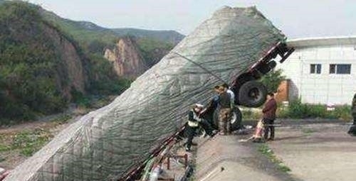  面如土色|司机犯困停车下车抽烟小便,转身取车时却面如土色