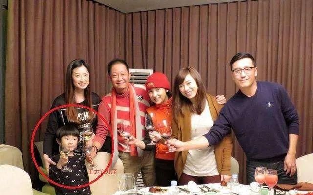 瘦显|54岁王志文近照暴瘦显老?拍戏8个助理待命,8岁儿子逐梦演艺圈?