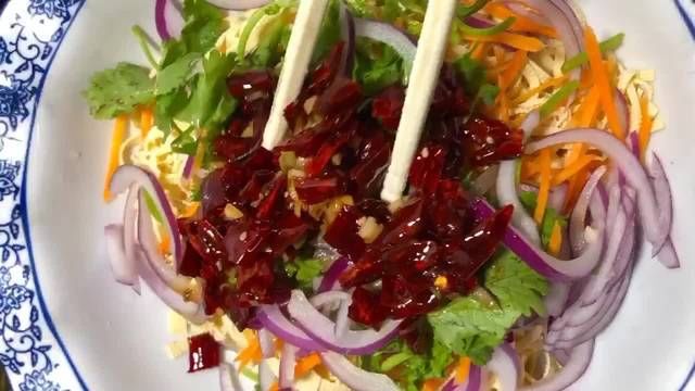 清脆|炝拌干豆腐丝,酸辣开胃清脆爽口,东北人从小吃到大的凉拌菜