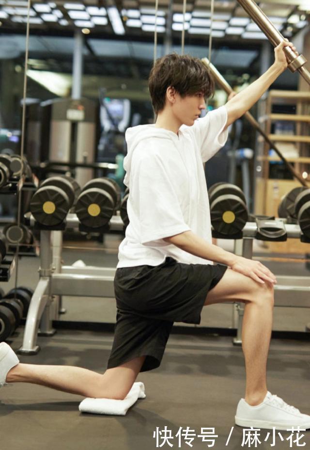 没了|王俊凯的“健身照”被疯传,没了10级美颜,这侧颜是真实的吗?