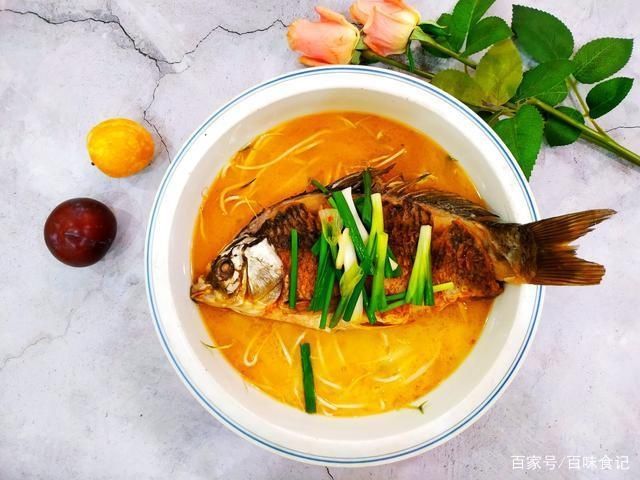  砂锅|《中餐厅4》：林大厨的“砂锅焖鱼”火了，赵丽颖也忍不住称赞