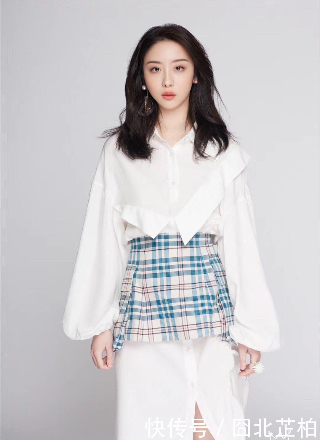 衬衫|赵小棠身穿黑白格子纹裤化身欧美辣妹,臭拽脸变得星味十足