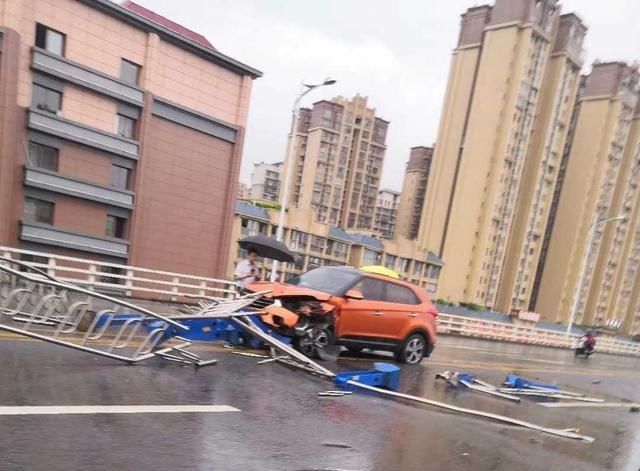 人员伤亡|突发！私家车撞翻隔离护拦，所幸无人员伤亡
