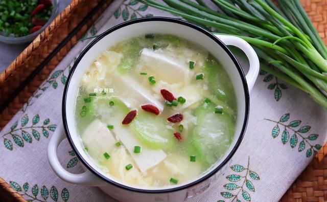  丝瓜|一根丝瓜、2个鸡蛋、1块豆腐，放锅里一起打汤，鲜美嫩滑真好喝