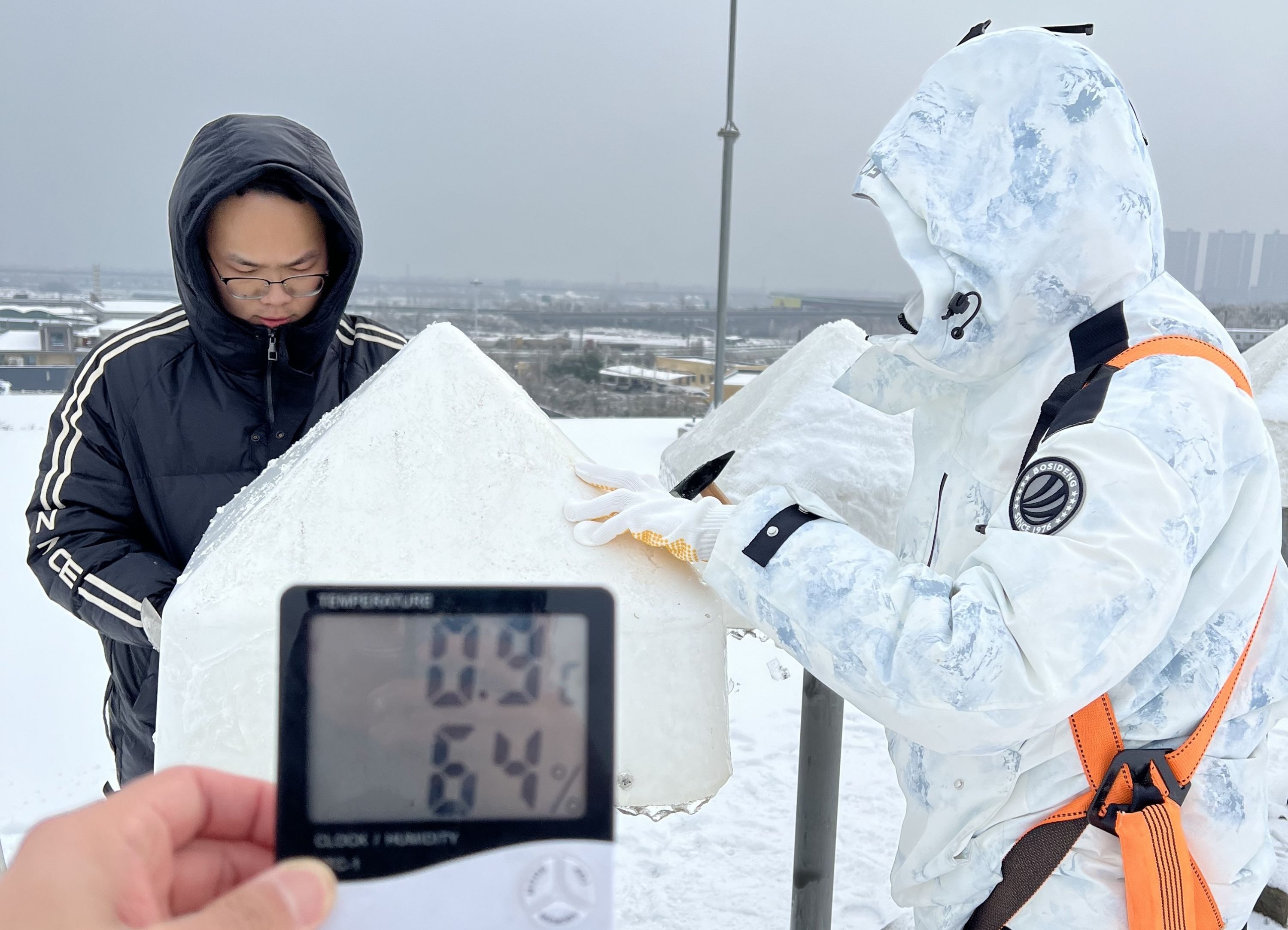 顺着室外钢梯爬上15米平台，抢修员一锤锤敲落天线上千根冰柱