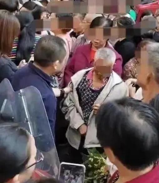 老人|又一起儿童被拐案!65岁老人街头欲带走小孩,被发现后,群众愤怒