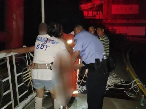  老汉|女儿深夜报警老汉要跳桥 警察赶到只见几件衣物……