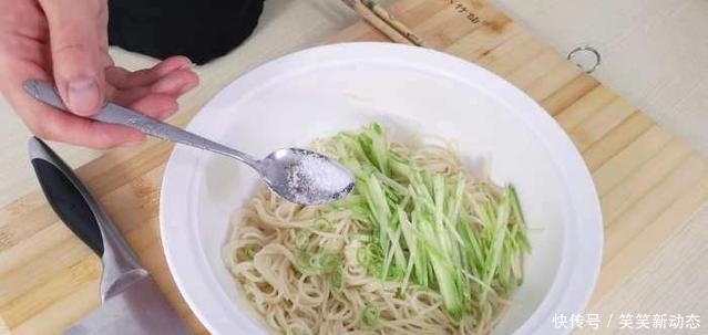 简单|面条又出新做法,简单美味,好吃到放不下筷子,爱吃面条的看过来
