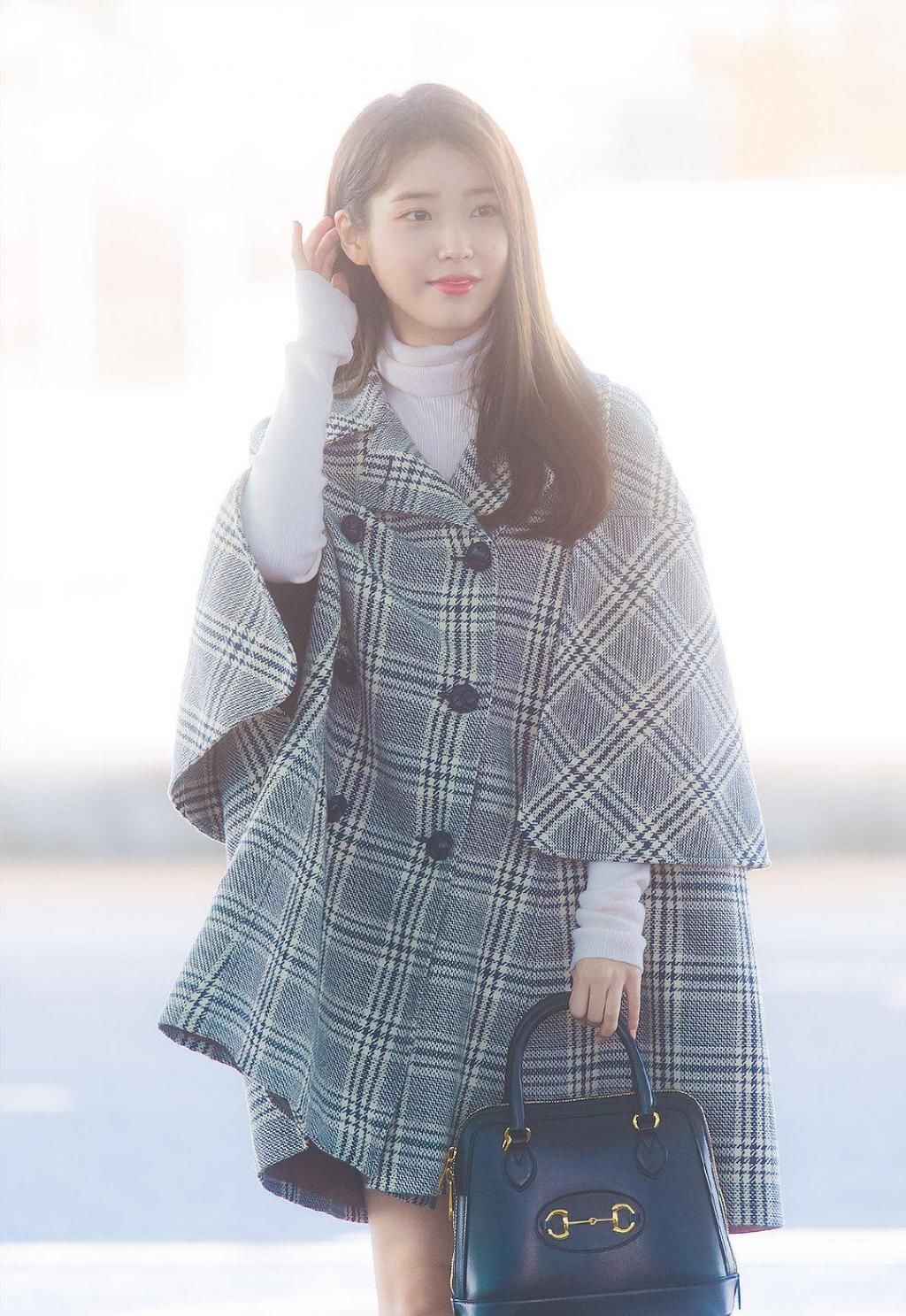 甜美|谁说小个子不能穿斗篷,学李知恩穿斗篷配高领衫,复古甜美好精致